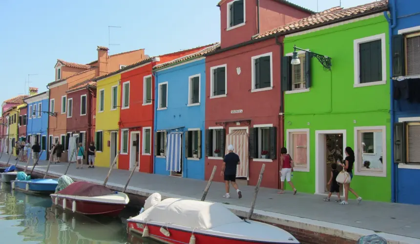 Discovering the Vibrant Charm of Burano: A Visual Feast